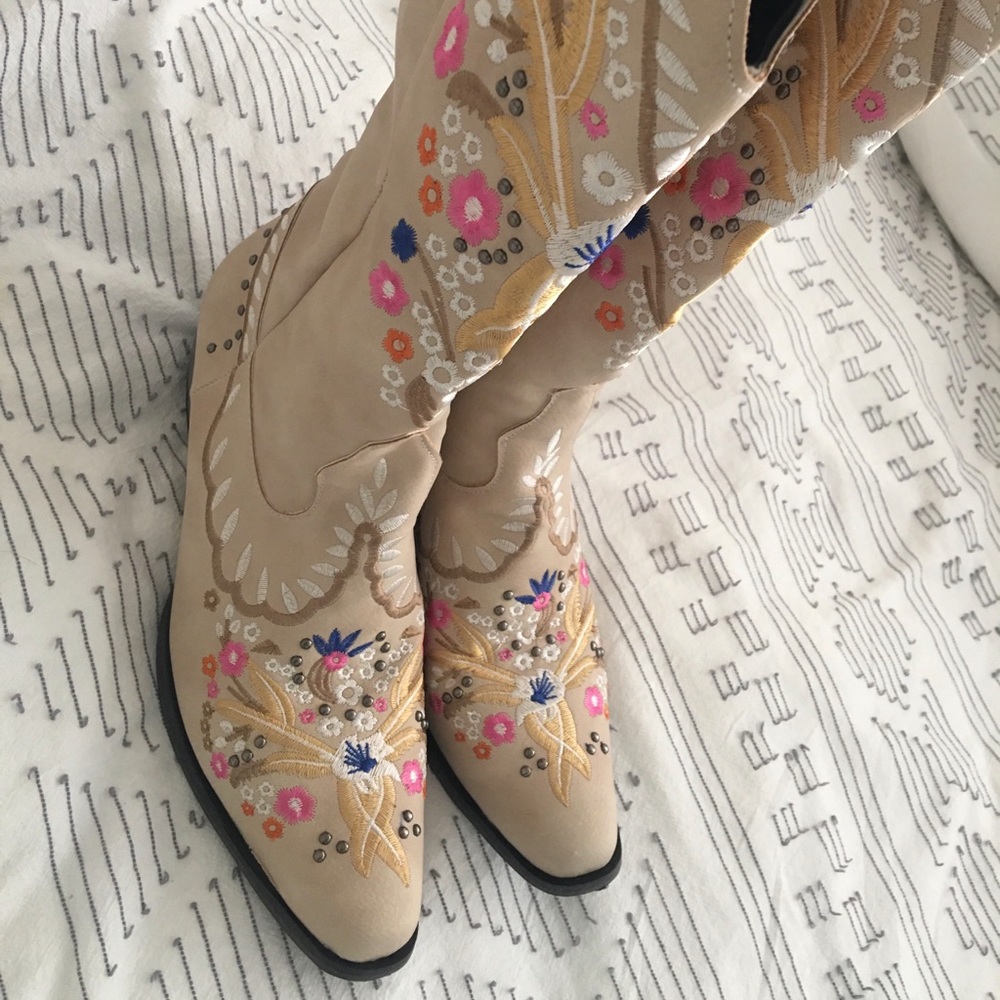 Cute size 7 1/2 women cowboy boot;) never worn !